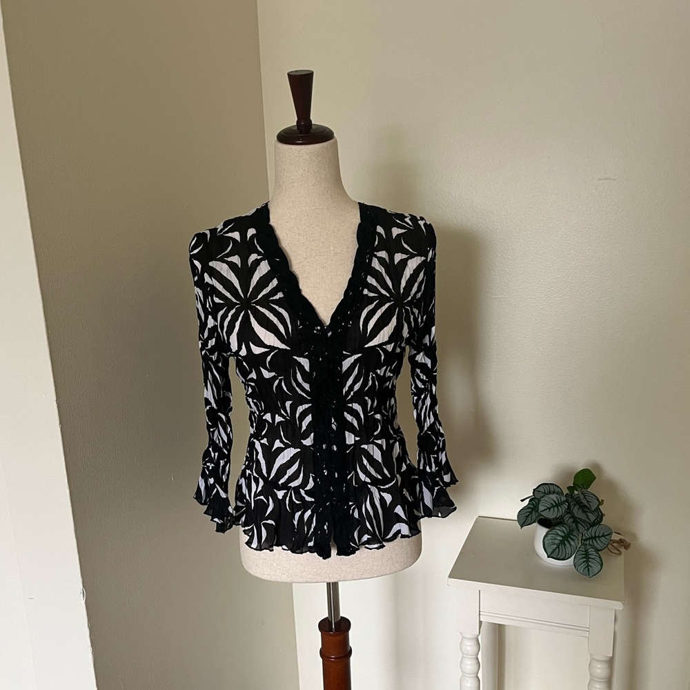 Violet & Claire Black and White Floral Blouse